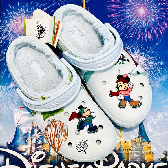 💙 Disney Christmas Holiday 2023 Crocs Mickey And Minnie Skating New with tags! - Picture 4 of 14